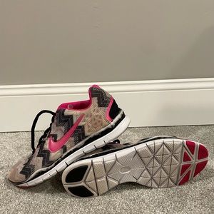 Size 6 white black and pink chevron Nike